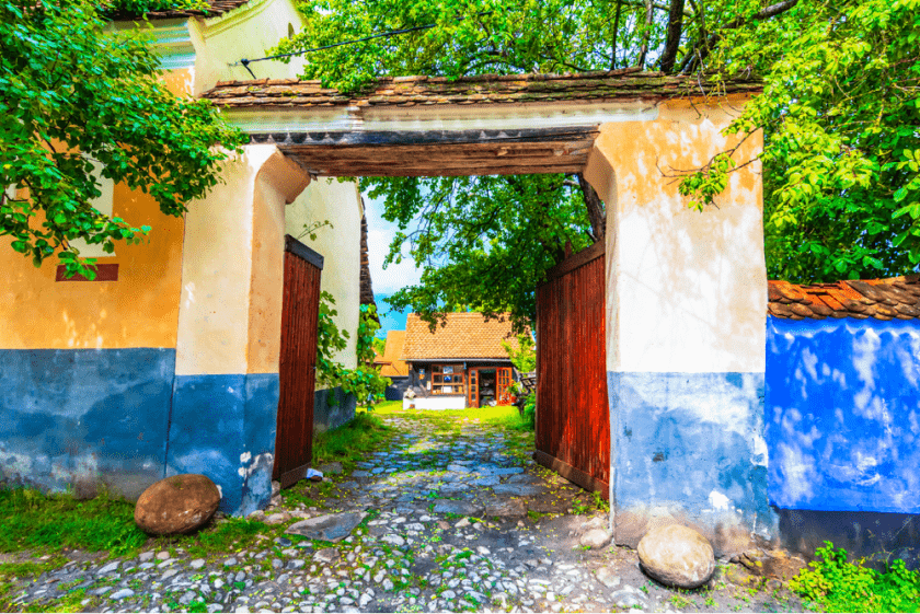 casa-traditionala-albastra-viscri-romania