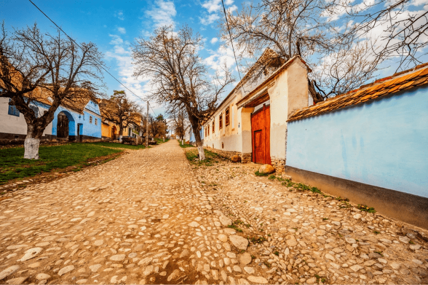 sat-viscri-romania-strada-rurala-casa-traditionala-albastra