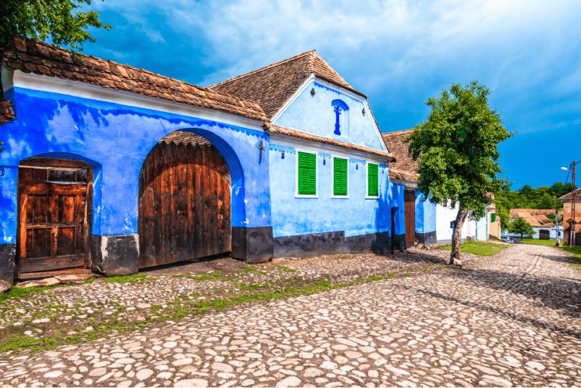 viscri-romania-casa-traditionala-albastra-poarta-lemn