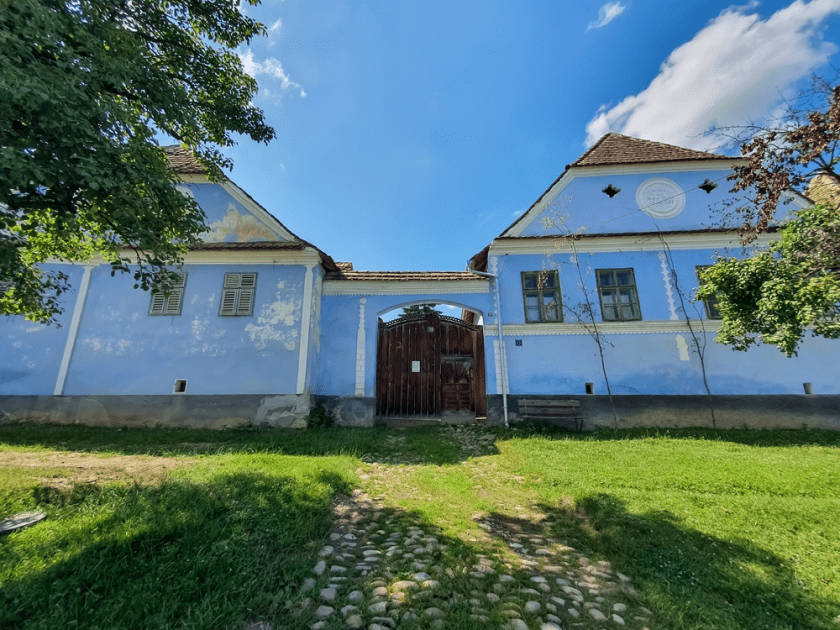 viscri-romania-casa-traditionala-zugravita-albastru