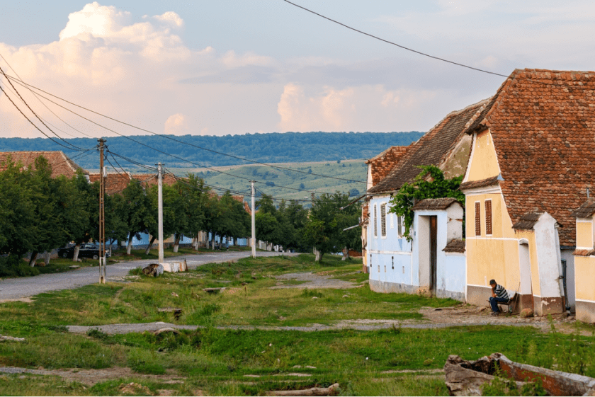 viscri-romania-sat-seara-strada-rurala