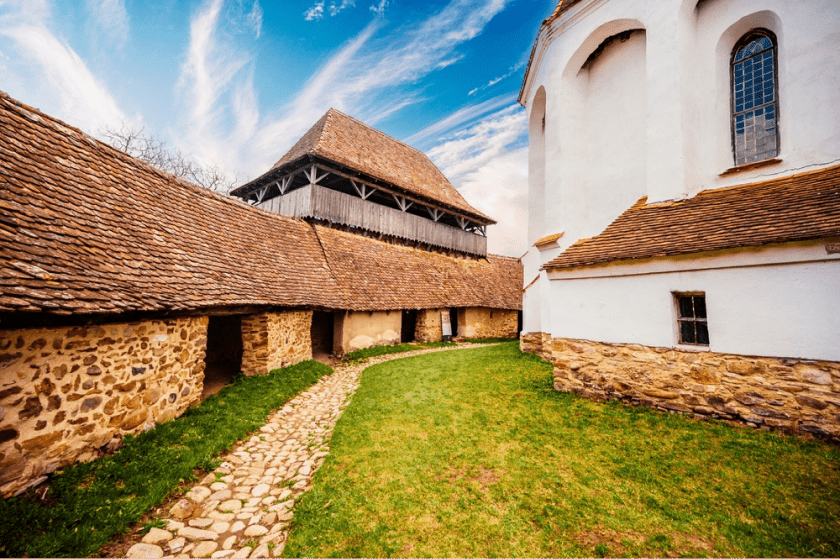 viscri-romania-zidarie-veche-casa-traditionala