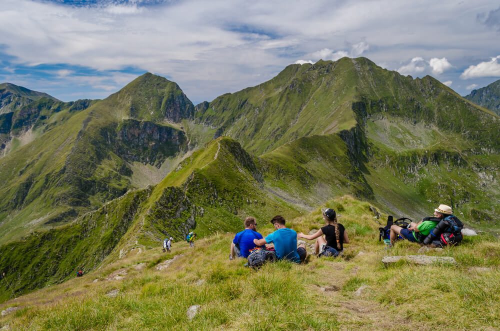 Excursioniști spre Vârful Moldoveanu