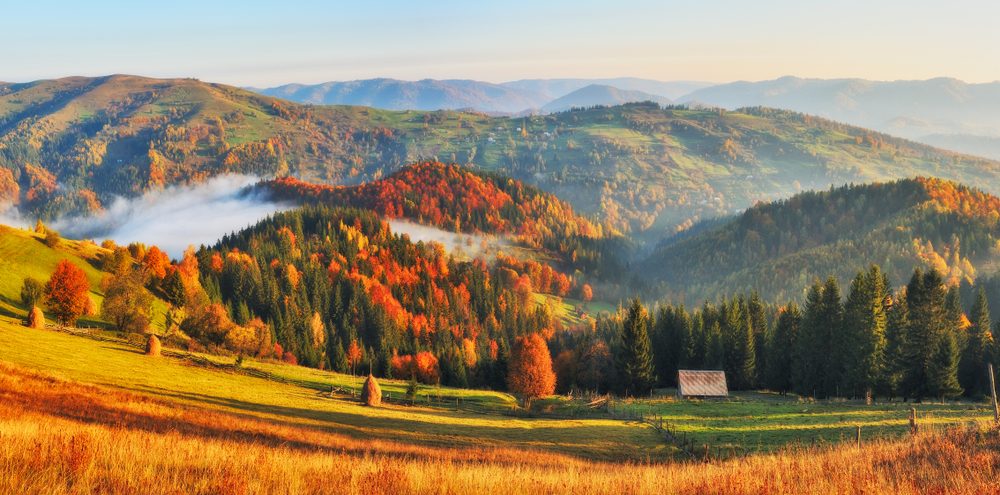 Der Karpaten, die Siebenbürgen im Herbst umgeben