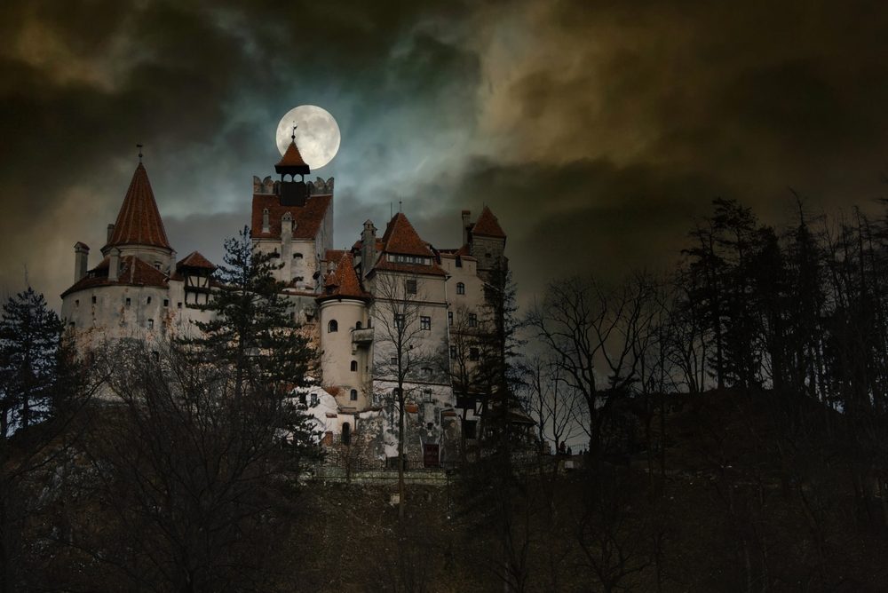 Schloss Bran auf einem felsigen Hügel in Siebenbürgen, gehüllt in Nebel