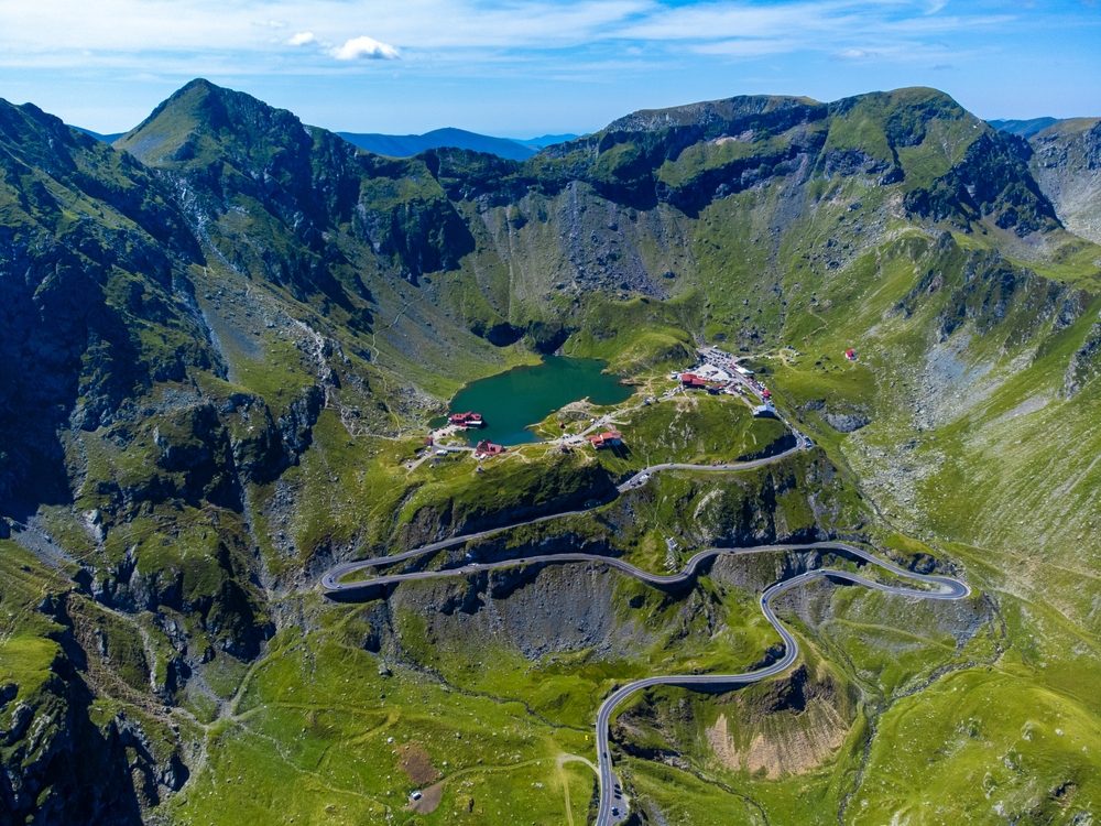 Eine Panoramaaufnahme der Transfăgărășan-Hochstraße, die sich mit ihren scharfen Kurven und steilen Anstiegen durch die Karpaten in Rumänien schlängelt