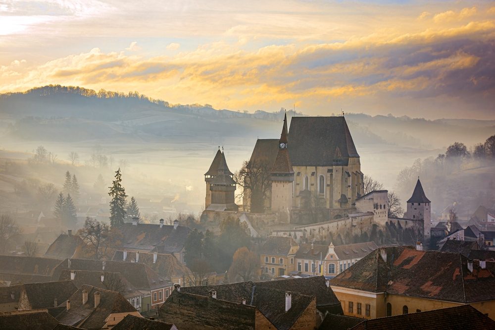 Das mittelalterliche sächsische Dorf Biertan und seine befestigte Kirche an einem traumhaften Morgen.