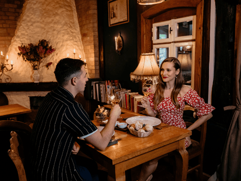 Cuplu luând masa în restaurantul rustic Valea Verde