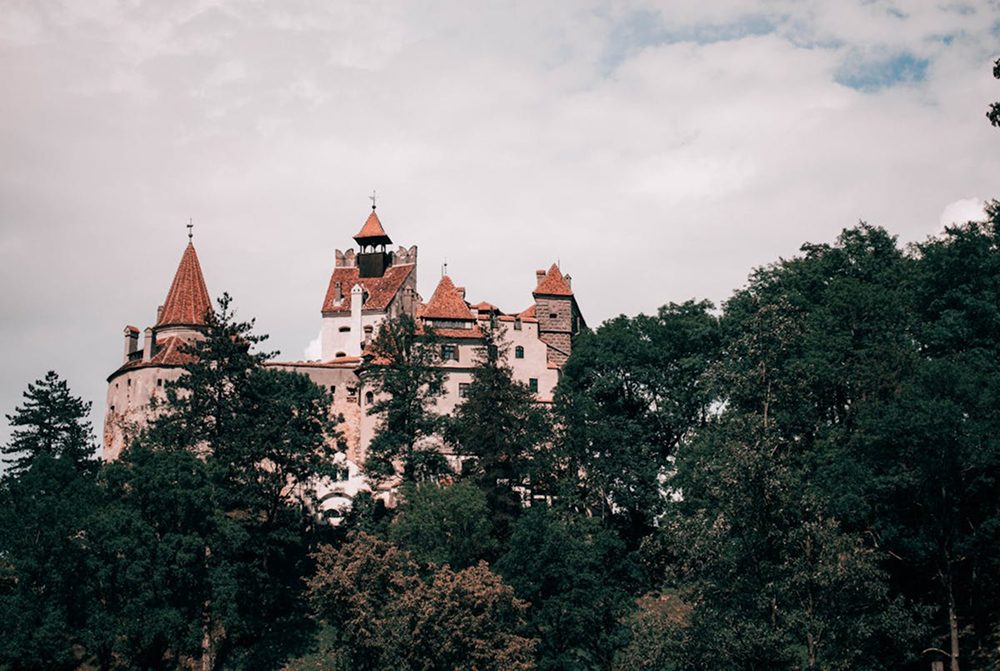 Schloss Bran liegt strategisch günstig am Rand einer hohen Klippe, um die Sicht über die Gegend zu verbessern.