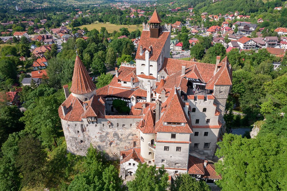 Bild des Schlosskomplexes Bran, aufgenommen mit einer Drohne