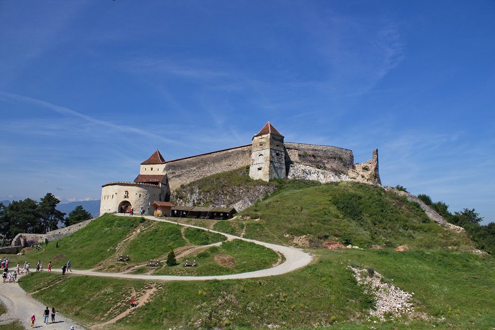 &nbsp;A village in the sky: This isn't a royal palace; it’s a medieval survival camp between walls