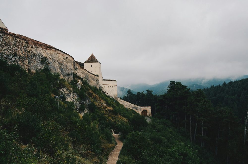Râșnov is an authentic medieval site, meaning uneven ground and exposure to the elements.