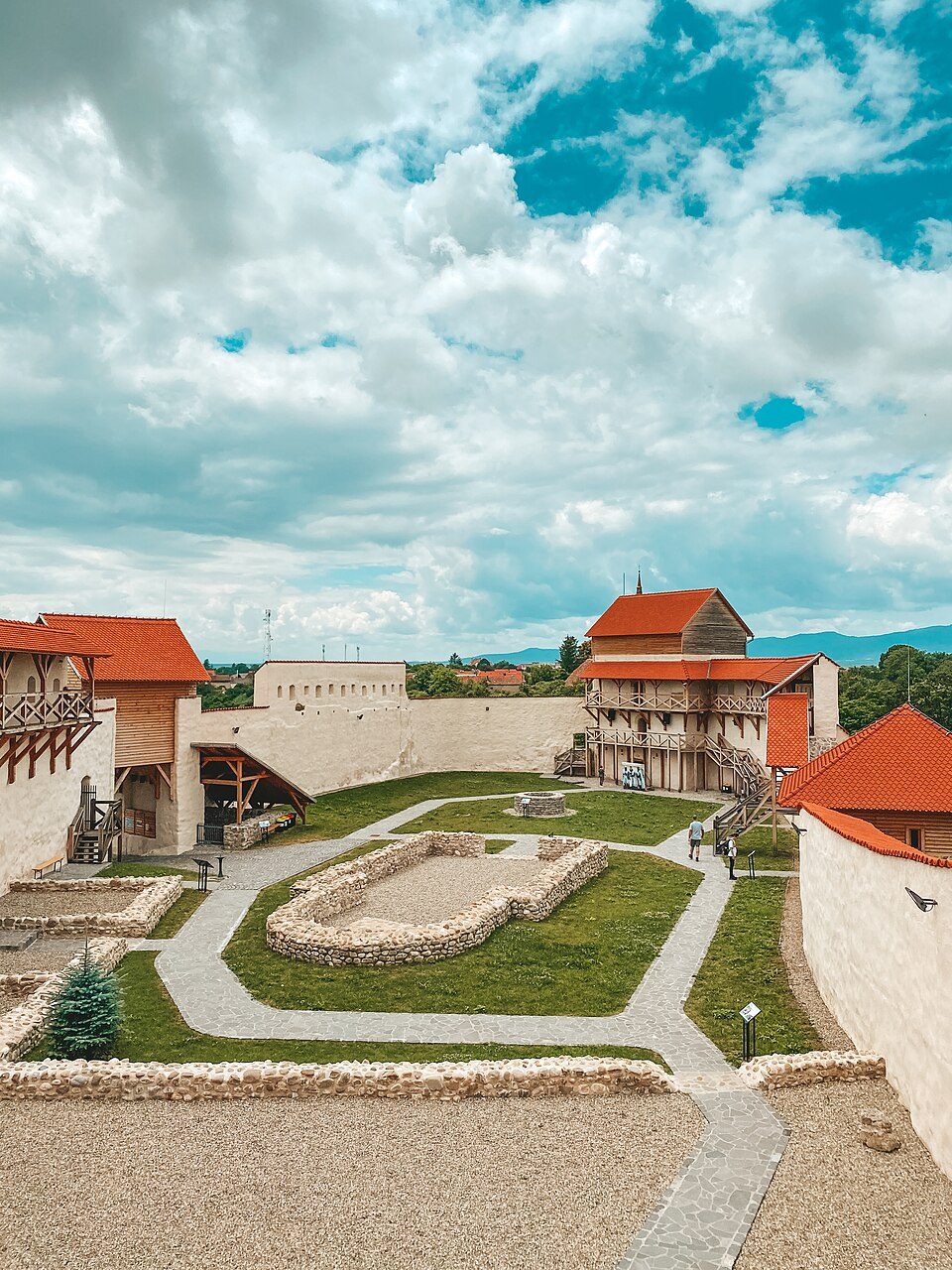 Temeliile vechii biserici din Cetatea Feldioara