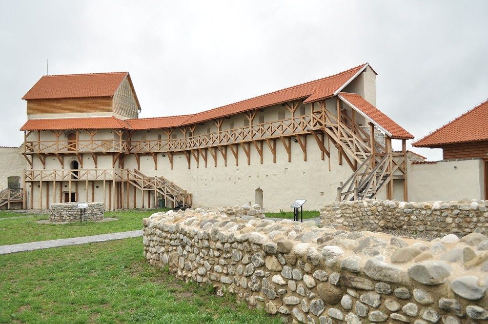 Cetatea Feldioara - vedere parțială a curții interioare