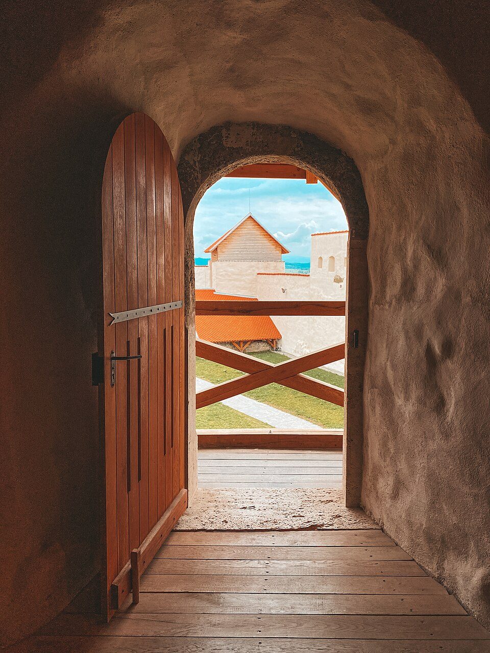 Cetatea Feldioara - intrarea către drumul de strajă