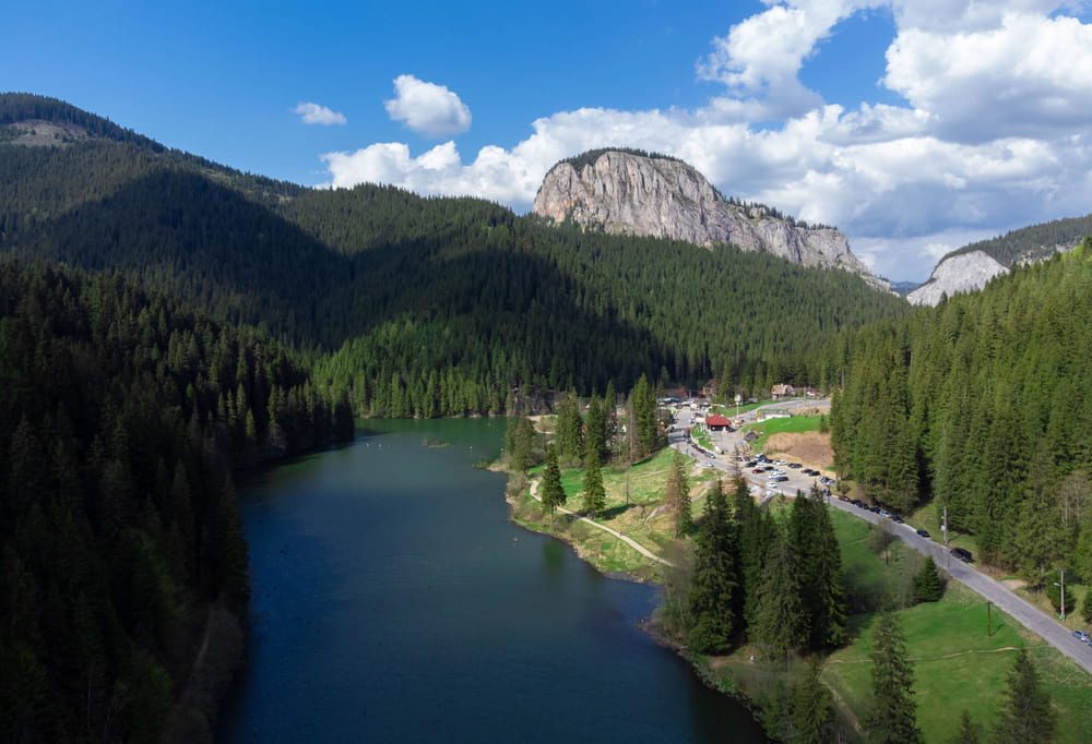 La Lacul Roșu se ajunge pe drumul național DN12C