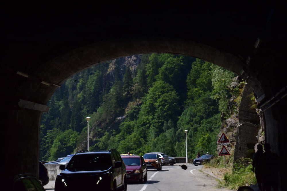 Mașini care circulă pe Transfăgărășan